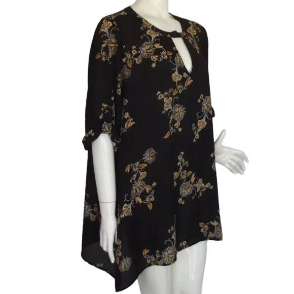 TORRID Top, 2/2X, Black/Yellow Floral, Tab sleeves, Cutout/Keyhole, Sharkbite - Picture 4 of 14